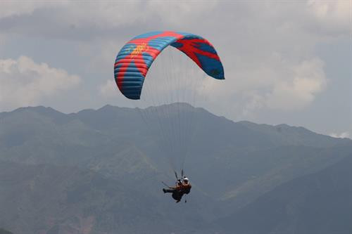 滑翔伞节。图自越通社