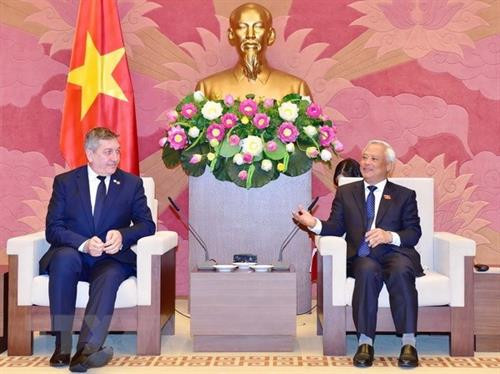 越南国会副主席汪周刘（右）会见罗马尼亚—越南议员友好小组主席卢西恩·爱德华·西米翁。越通社记者 芳花 摄