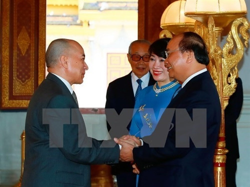 越南政府总理阮春福(右）拜见柬埔寨国王西哈莫尼。（图片来源：越通社）