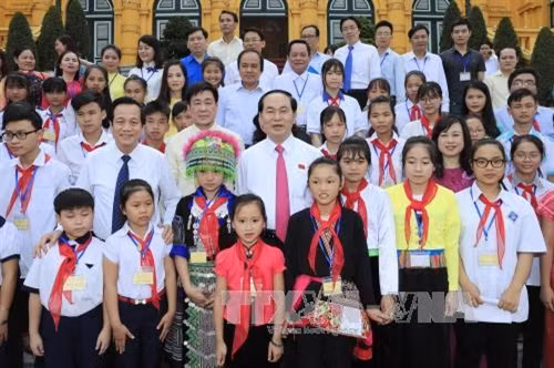 越南国家主席陈大光与全国优秀特困儿童合影。(图片来源:越通社) 越南国家主席陈大光与全国优秀特困儿童合影。(图片来源:越通社)