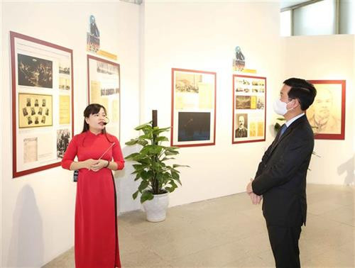武文赏参观“列宁与时代”专题展会。图自越通社