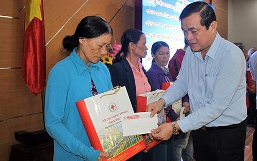 广南省省委书记潘越强向贫困者赠送慰问品和慰问金。图自因特网