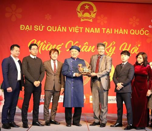 在韩越资企业向越南驻韩大使管赠送礼物。图自越通社 在韩越资企业向越南驻韩大使管赠送礼物。图自越通社