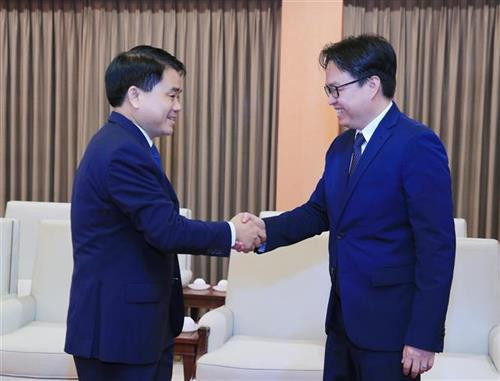 河内市市委副书记、人民委员会主席阮德钟（左）会见柬埔寨驻越南特命全权大使波拉克。图自越通社