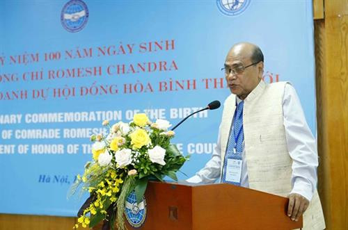 印度共产党中央政治局委员、全印度和平与团结组织秘书长帕拉布·森古普塔在会上发言。图自越通社