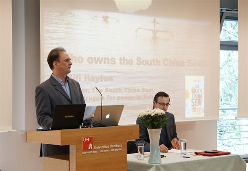 汉堡大学亚非学院的托马斯·昂热尔伯特(Thomas Engelbert)博士在研讨会上发表讲话。(图片来源:越通社) 汉堡大学亚非学院的托马斯·昂热尔伯特(Thomas Engelbert)博士在研讨会上发表讲话。(图片来源:越通社)