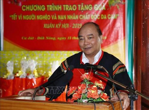 阮春福总理向得农省格桔县新胜乡Buon Nui优抚家庭、贫困户致以新年祝福。越通社记者 统一 摄