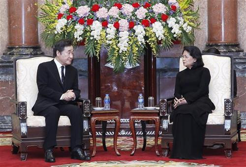 越南国家代主席邓氏玉盛会见韩国总理李洛渊。图自越通社