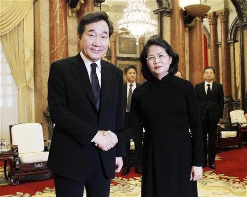 越南国家代主席邓氏玉盛会见韩国总理李洛渊。图自越通社