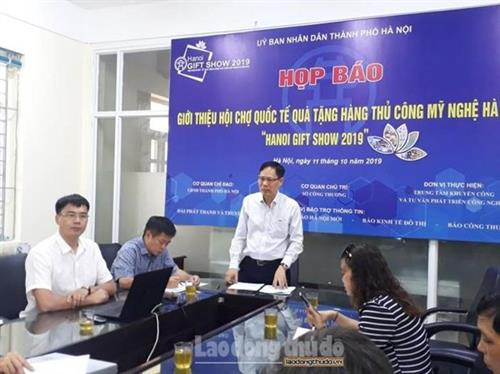 关于2019年河内国际手工艺品和礼品展的记者会。图自越南《首都劳动报》