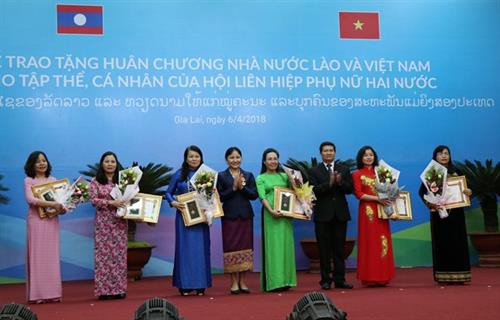 越南与老挝向两国优秀妇女授予勋章。（图片来源：越通社）