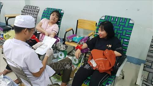 无偿献血活动吸引众多人报名参加。图自越通社 无偿献血活动吸引众多人报名参加。图自越通社