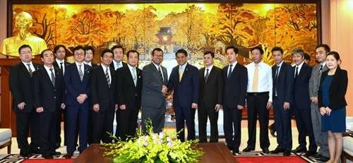 阮德钟和日本西条市市长玉井年寿与双方代表合影。(图片来源:经济与都市报) 阮德钟和日本西条市市长玉井年寿与双方代表合影。(图片来源:经济与都市报)