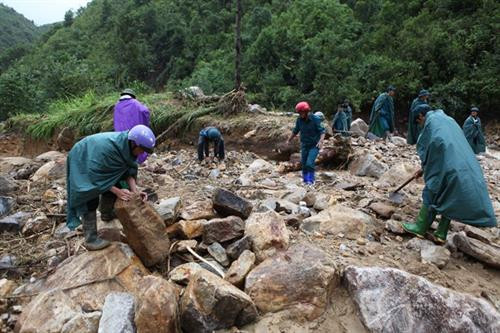 越南北部和中部以北地区各省普降暴雨引发洪水,造成严重的人员和财产损失。(图片来源:越通社) 越南北部和中部以北地区各省普降暴雨引发洪水,造成严重的人员和财产损失。(图片来源:越通社)