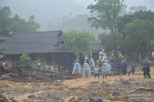 越南北部和中部以北地区各省普降暴雨引发洪水,造成严重的人员和财产损失。(图片来源:越通社) 越南北部和中部以北地区各省普降暴雨引发洪水,造成严重的人员和财产损失。(图片来源:越通社)