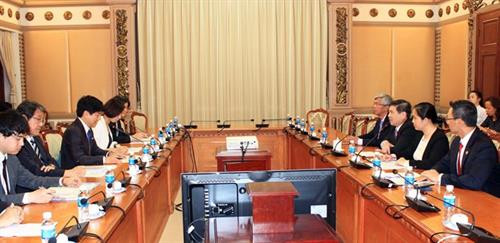 胡志明市人民委员会主席阮成峰1月26日在胡志明市会见日本外务省副大臣中根一幸一行。（图片来源：越通社）