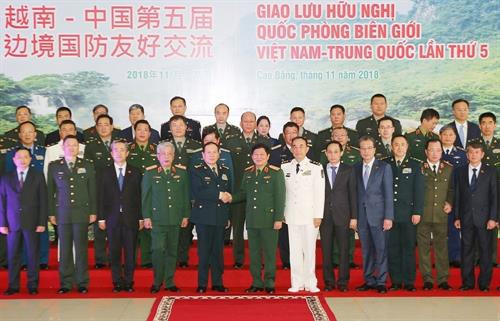 吴春历大将和魏凤和上将同代表们合影。越通社记者 杨江 摄