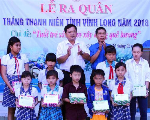 永隆团省委领导向当地儿童赠送慰问品。（图片来源：越通社）