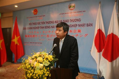 越南驻日本大使馆公使衔参赞阮长山在会上发表讲话。(图片来源:越通社) 越南驻日本大使馆公使衔参赞阮长山在会上发表讲话。(图片来源:越通社)