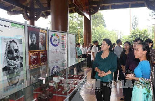 阮氏金银一行还参观题为“胡志明市越南英雄母亲形象”专题展示会。(图片来源:越通社) 阮氏金银一行还参观题为“胡志明市越南英雄母亲形象”专题展示会。(图片来源:越通社)