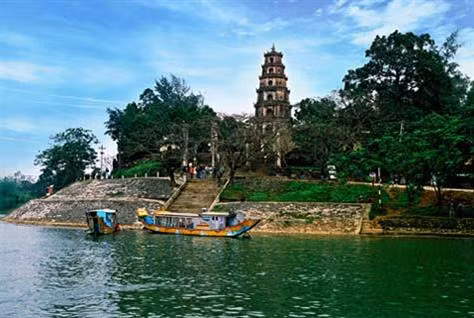 天姥寺位于顺化城西郊香江江畔,耸立于北岸高处。(图片来源:因特网) 天姥寺位于顺化城西郊香江江畔,耸立于北岸高处。(图片来源:因特网)