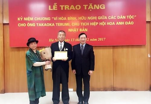 越南授予日本樱花协会主席 “致力于各民族和平与友谊”纪念章（图片来源于网络）