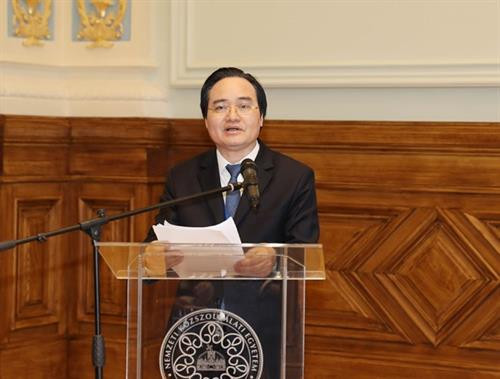 越南教育培训部长冯春讶在会上发表讲话。图自越通社 越南教育培训部长冯春讶在会上发表讲话。图自越通社