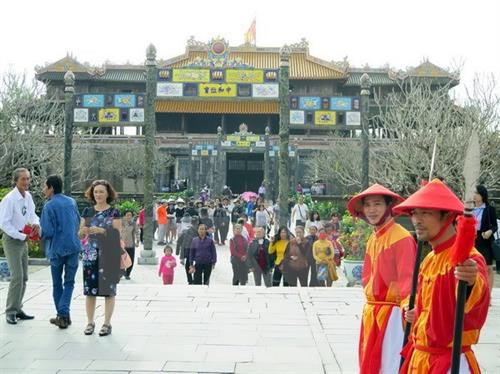 游客参观顺化皇城。（图片来源：越通社）