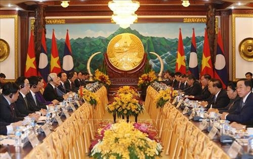 越共中央总书记、国家主席阮富仲与老挝人民革命党中央总书记、国家主席本扬·沃拉吉举行会谈。图自越通社