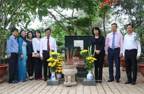 越南国家副主席邓氏玉盛和各位代表合影。（图片来源：越通社）