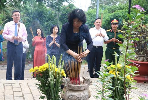 越南国家副主席邓氏玉盛在昆岛行杨烈士陵园敬香。（图片来源：越通社）