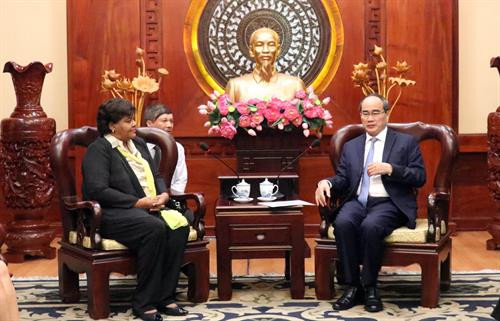 越共中央政治委员、胡志明市市委书记阮善仁会见古巴共产党中央书记处书记，中央教育、体育与科学部部长奥尔加·利迪亚·塔皮亚·伊格莱西亚斯。图自越通社