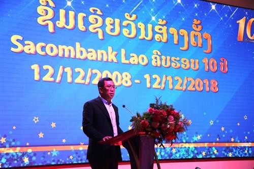 老挝中央银行行长Sonexay Sitphaxay在庆典上发表讲话。图自互联网