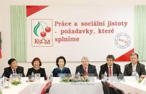 国会主席阮氏金银会见捷克和摩拉维亚共产党主席沃伊捷赫•菲利普。(图片来源:越通社) 国会主席阮氏金银会见捷克和摩拉维亚共产党主席沃伊捷赫•菲利普。(图片来源:越通社)