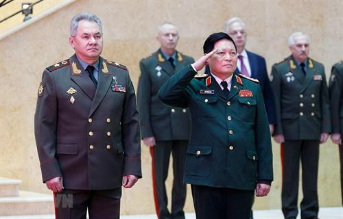 俄罗斯联邦国防部部长谢尔盖·绍伊古大将与越共中央政治局委员、中央军委副书记、国防部部长吴春历大将在欢迎仪式。图自越通社