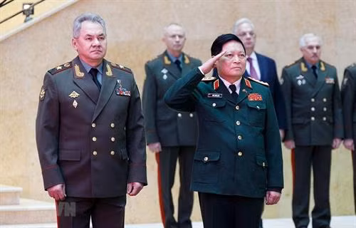 俄罗斯联邦国防部部长谢尔盖·绍伊古大将与越共中央政治局委员、中央军委副书记、国防部部长吴春历大将在欢迎仪式。图自越通社