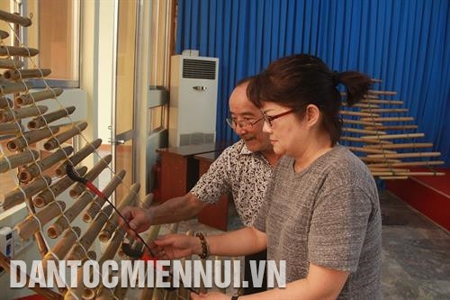 优秀艺术家武林乡得乐省文化干部介绍竹琴（T’rưng）演奏法。记者 范强 摄 对埃地族人来说，锣钲是一个人一生中紧密相连的宝物。记者 范强 摄