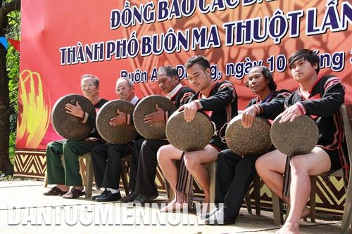 优秀艺术家武林乡得乐省文化干部介绍竹琴（T’rưng）演奏法。记者 范强 摄 对埃地族人来说，锣钲是一个人一生中紧密相连的宝物。记者 范强 摄