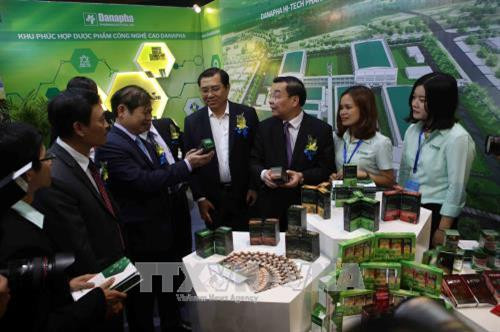 与会代表参观各展位(图片来源:越通社) 与会代表参观各展位(图片来源:越通社)