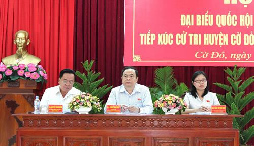 6月18日,越南祖国阵线中央委员会主席陈青敏同芹苴市国会代表在芹苴市红旗和永盛两县开展接待选民活动。(图片来源:越通社) 6月18日,越南祖国阵线中央委员会主席陈青敏同芹苴市国会代表在芹苴市红旗和永盛两县开展接待选民活动。(图片来源:越通社)