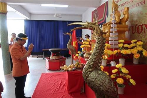梁春和在庆安寺的雄王国祖进行了上香仪式。图自越通社
