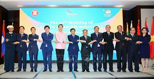 各国部长合影。图自越通社 各国部长合影。图自越通社