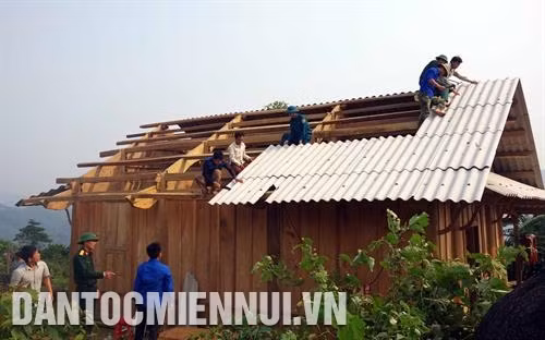 战士们帮助南根乡深欣村同胞盖房子。记者 陈越 摄 战士们帮助南根乡深欣村同胞盖房子。记者 陈越 摄