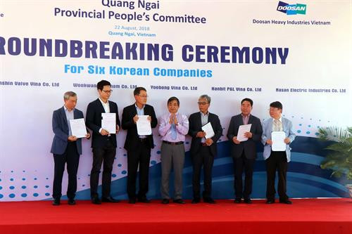 广义省人民委员会近日向在榕桔经济区投资兴业的六家韩国企业颁发投资许可证。 图自越通社 广义省人民委员会近日向在榕桔经济区投资兴业的六家韩国企业颁发投资许可证。 图自越通社