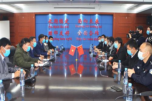 芒街市援助中国东兴市防控新冠肺炎的医疗物资交接仪式在东兴口岸管理委员会办公楼举行。图自baoquangninh.com.vn