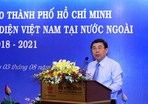 胡志明市人民委员会主席阮成峰在会上发表讲话 越通社记者 春区 摄
