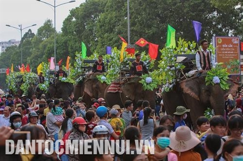 身上带着咖啡花的大象群参加街头游行活动,许多居民站在街道两边观看。记者 仲达 摄 身上带着咖啡花的大象群参加街头游行活动,许多居民站在街道两边观看。记者 仲达 摄