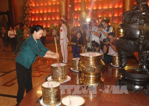 阮氏金银主席向古芝县烈士陵园和滨药(Bến Dược)纪念祠敬香。(图片来源:越通社) 阮氏金银主席向古芝县烈士陵园和滨药(Bến Dược)纪念祠敬香。(图片来源:越通社)