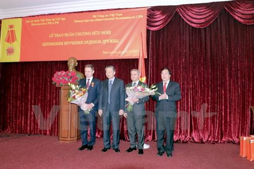颁发仪式。（图片来源：越通社）