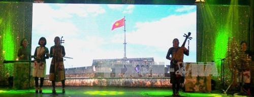 表演节目。（图片来源：越通社）
